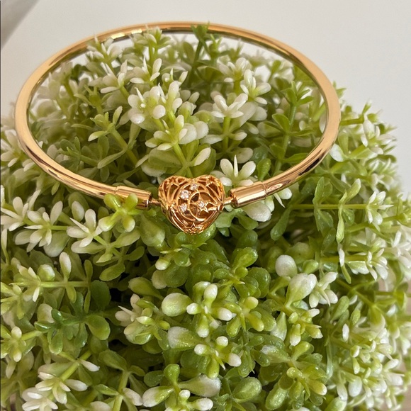 Pandora Celestial Heart Clasp Bangle Bracelet (Gold) - Picture 4 of 11